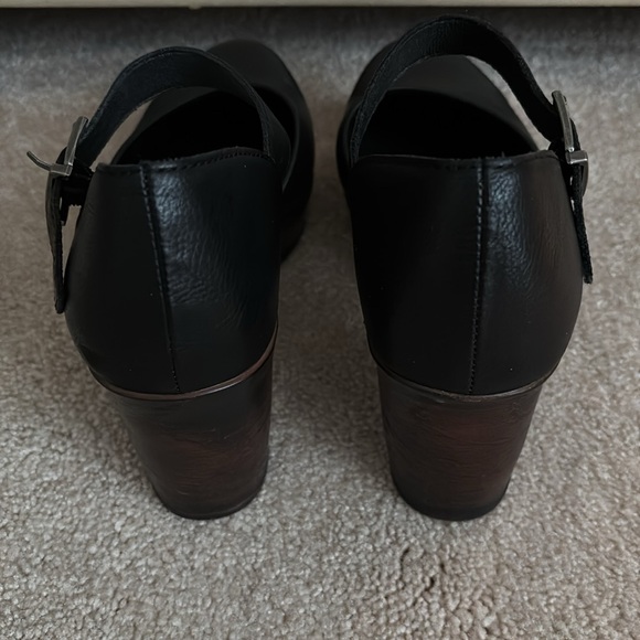 boc Gia closed back clogs with ankle strap - Picture 3 of 5